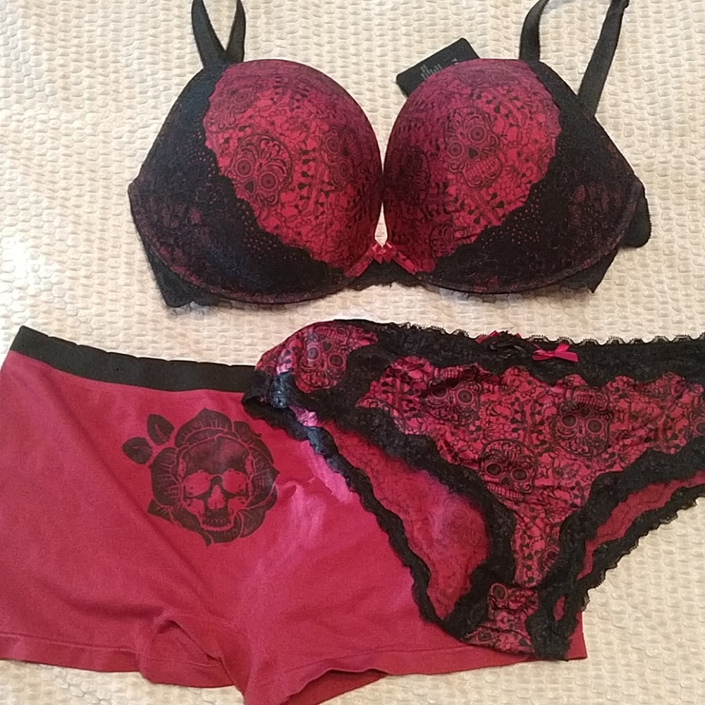 Torrid bra panty set 46DD size 2 skulls
